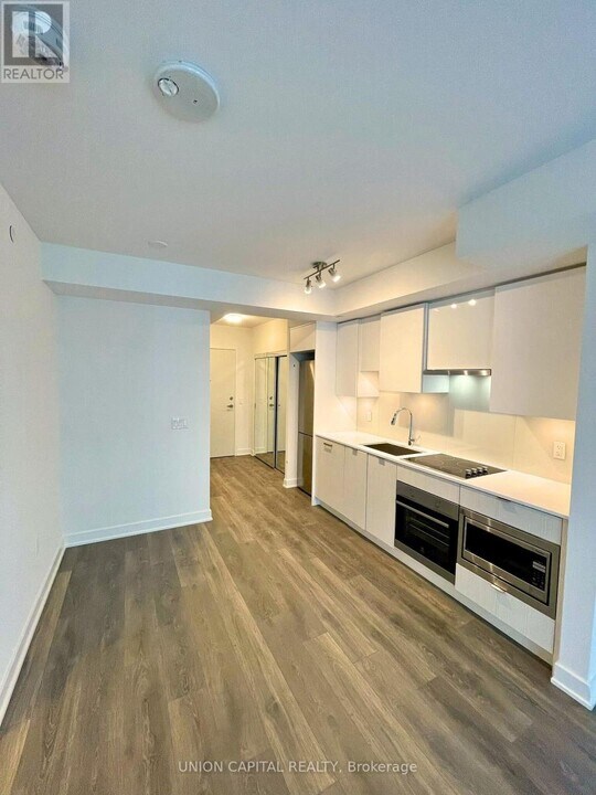 99-2599 Broadway Ave in Toronto, ON - Building Photo