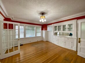 2835 NE Broadway in Portland, OR - Building Photo - Building Photo