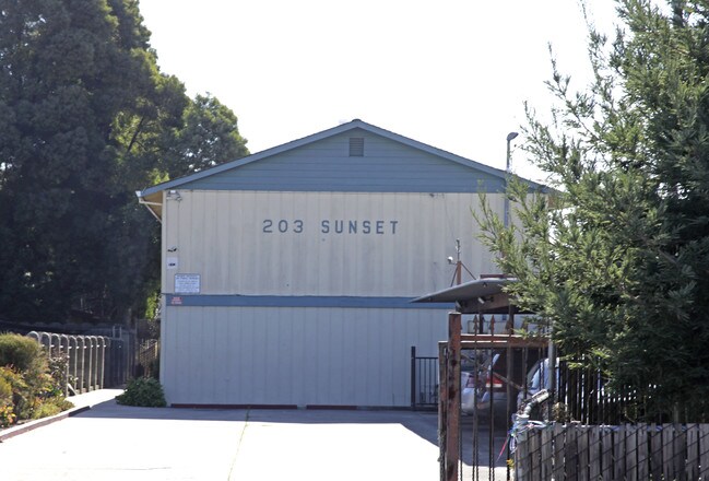 203 Sunset Blvd in Hayward, CA - Building Photo - Building Photo