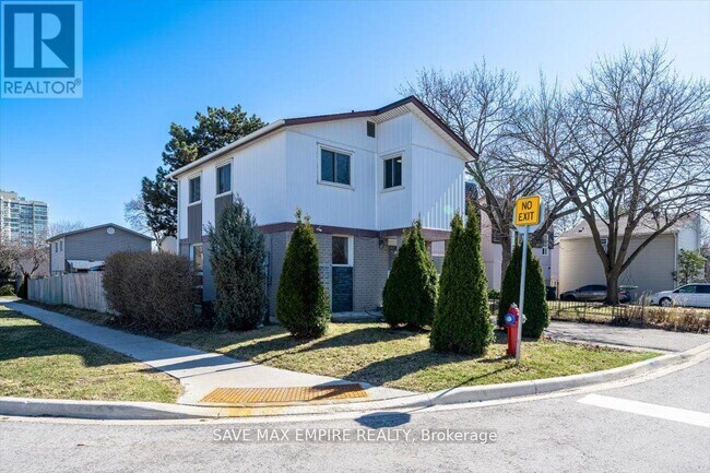 18 Hasting Sq in Brampton, ON - Building Photo - Building Photo