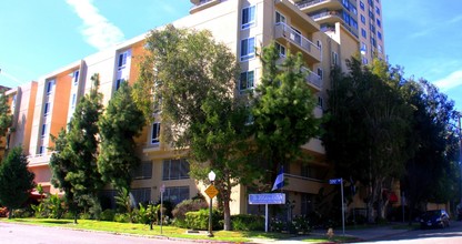 10811 Ashton Ave, Unit 408 in Los Angeles, CA - Foto de edificio - Building Photo