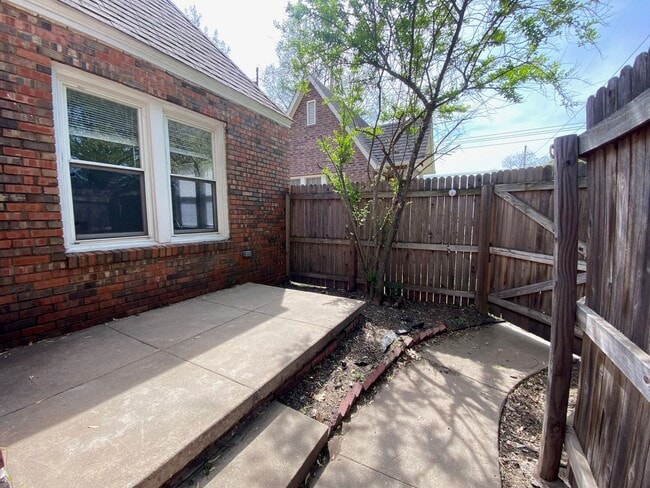 1106 E 36th St in Tulsa, OK - Foto de edificio - Building Photo