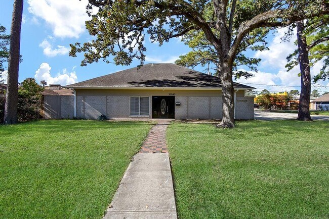 10083 Briarwild Ln in Houston, TX - Building Photo - Building Photo