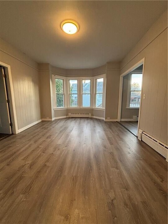 4 Jay St in Westerly, RI - Foto de edificio