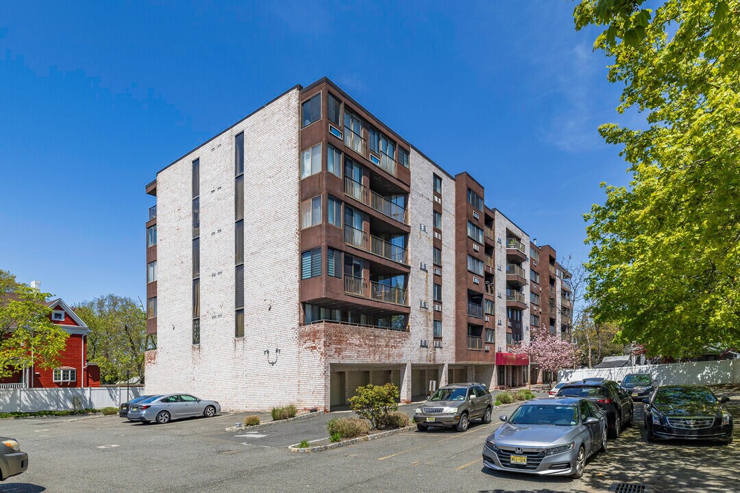 Clinton Place Condominium in Hackensack, NJ - Building Photo