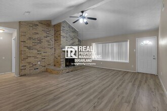 10515 Long River Dr in Sugar Land, TX - Building Photo - Building Photo