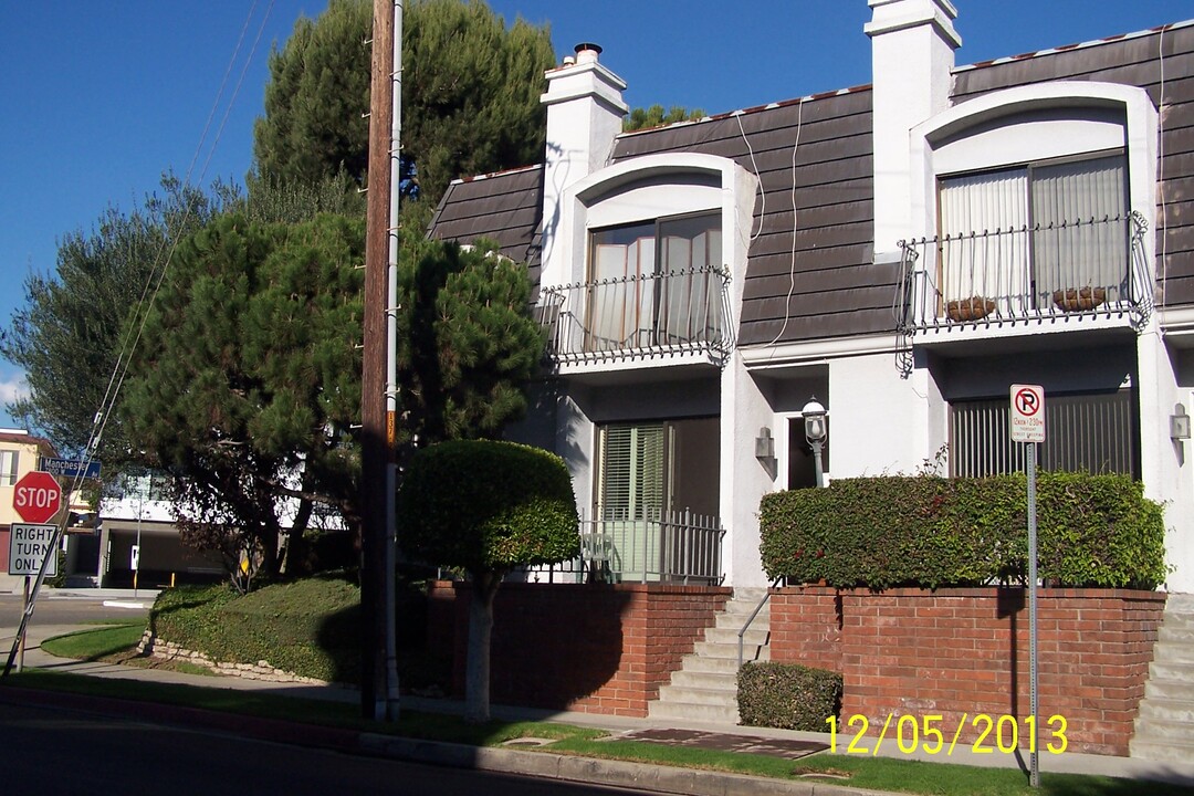 8502 Gulana Ave in Playa Del Rey, CA - Foto de edificio