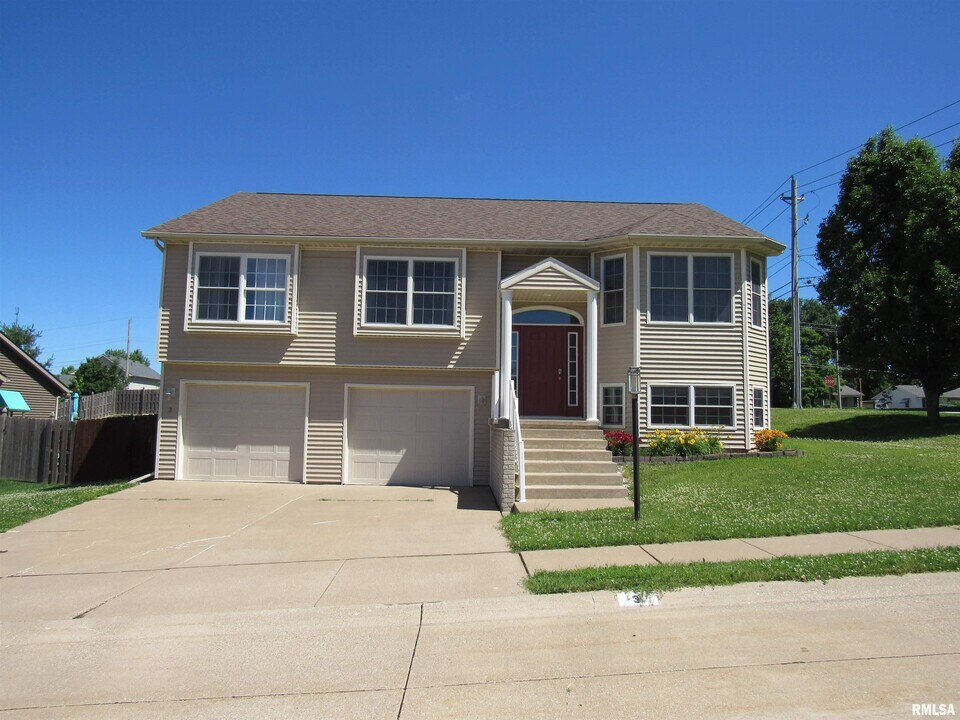 3 Hidden Valley Cir in Davenport, IA - Building Photo