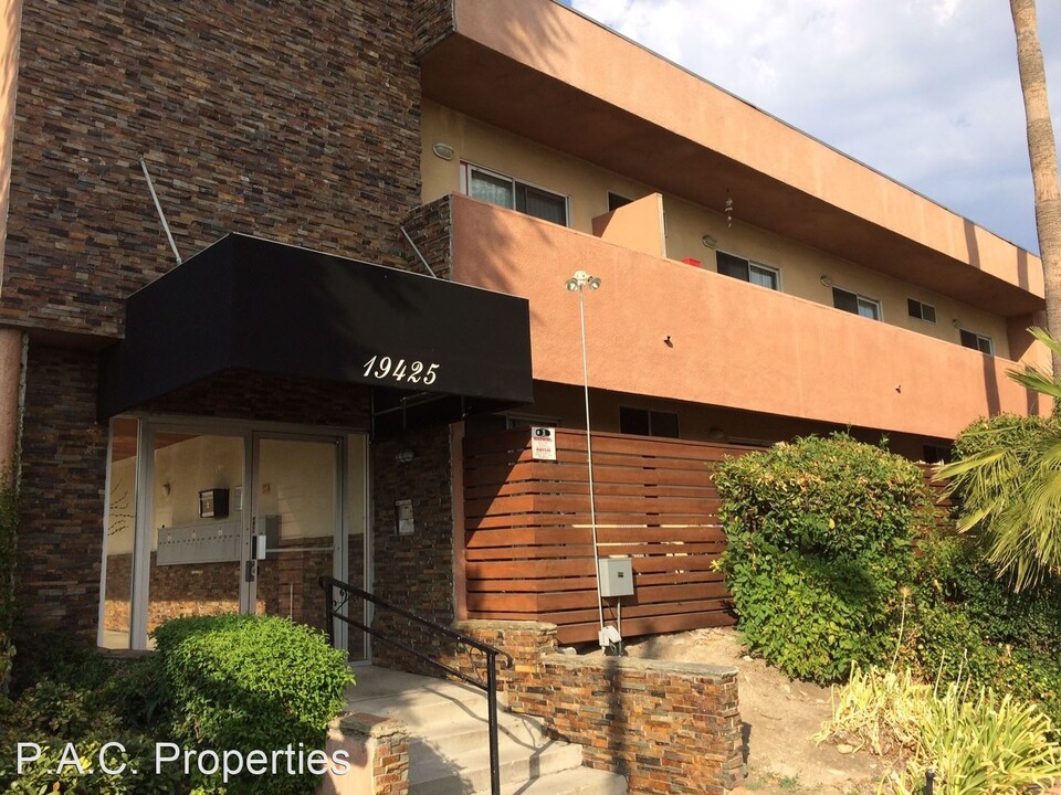19425 Haynes St in Los Angeles, CA - Building Photo