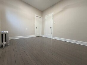 8442 S Essex Ave in Chicago, IL - Building Photo - Building Photo