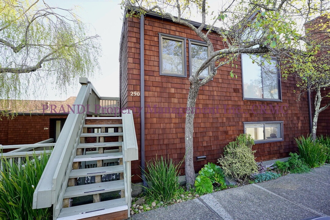 290 Headlands Ct in Sausalito, CA - Building Photo