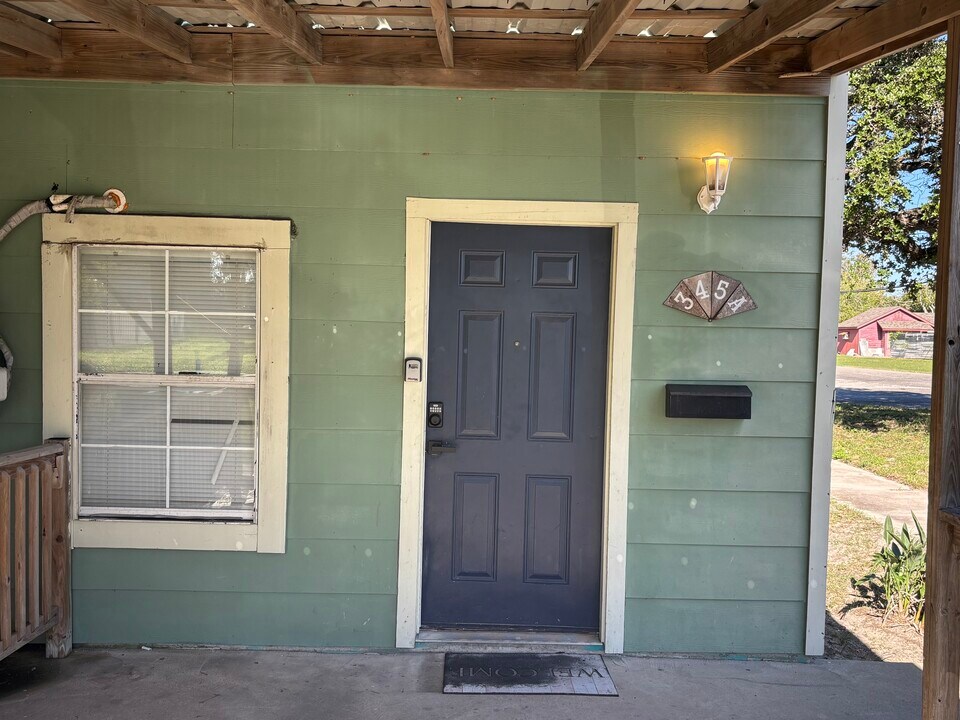345 W Goodnight Ave, Unit A in Aransas Pass, TX - Building Photo