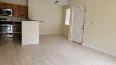 8000 N Nob Hill Rd, Unit 102 in Tamarac, FL - Building Photo - Building Photo