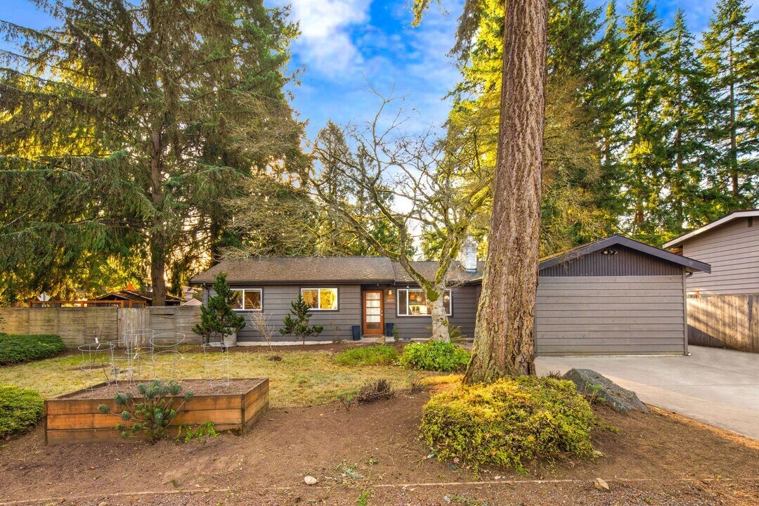 8635 NE 137th St in Kirkland, WA - Building Photo