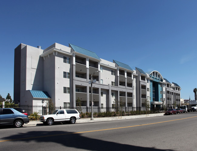 Buckingham Senior Apartments in Los Angeles, CA - Foto de edificio - Building Photo