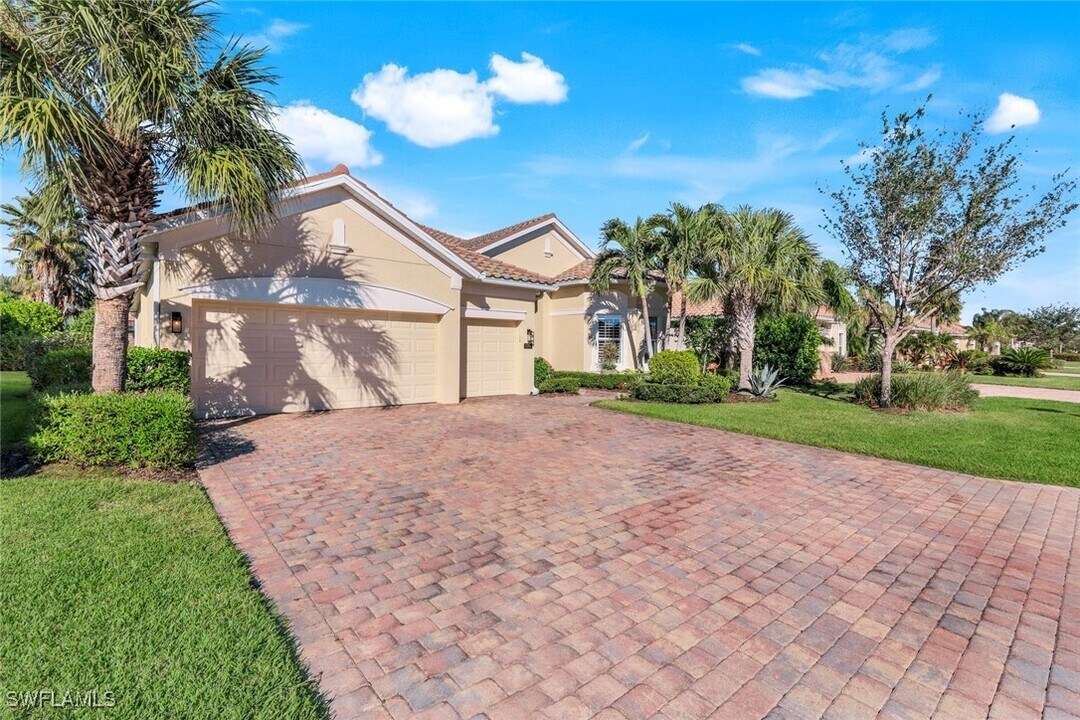 9302 Quarry Dr in Naples, FL - Building Photo