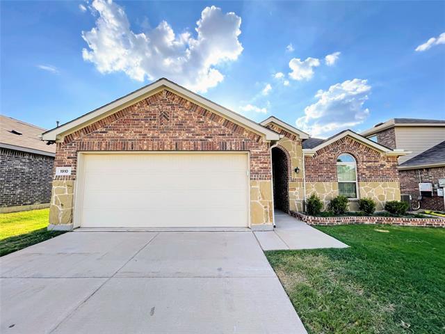 1910 Alamandine Ave in Aubrey, TX - Building Photo