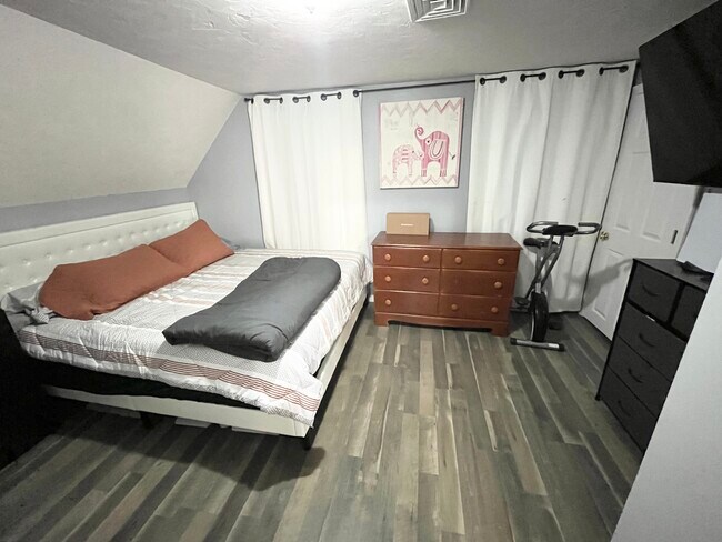 211 Elm St, Unit 3 in Everett, MA - Building Photo - Building Photo