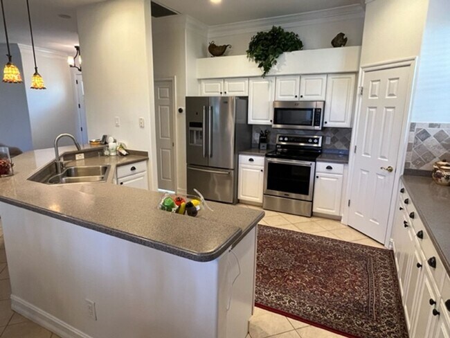 12561 Lake Run Dr in Ft. Myers, FL - Building Photo - Building Photo