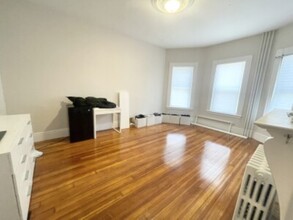158 Boston St, Unit 2 in Boston, MA - Foto de edificio - Building Photo