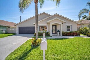 252 Malibu Cir in Greenacres, FL - Building Photo