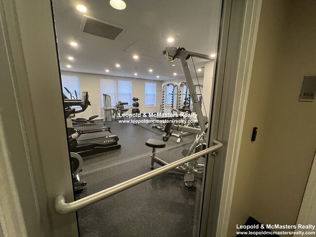 44 Jersey St, Unit 701 in Boston, MA - Building Photo - Building Photo