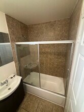 246 E 97th St in Los Angeles, CA - Foto de edificio - Building Photo