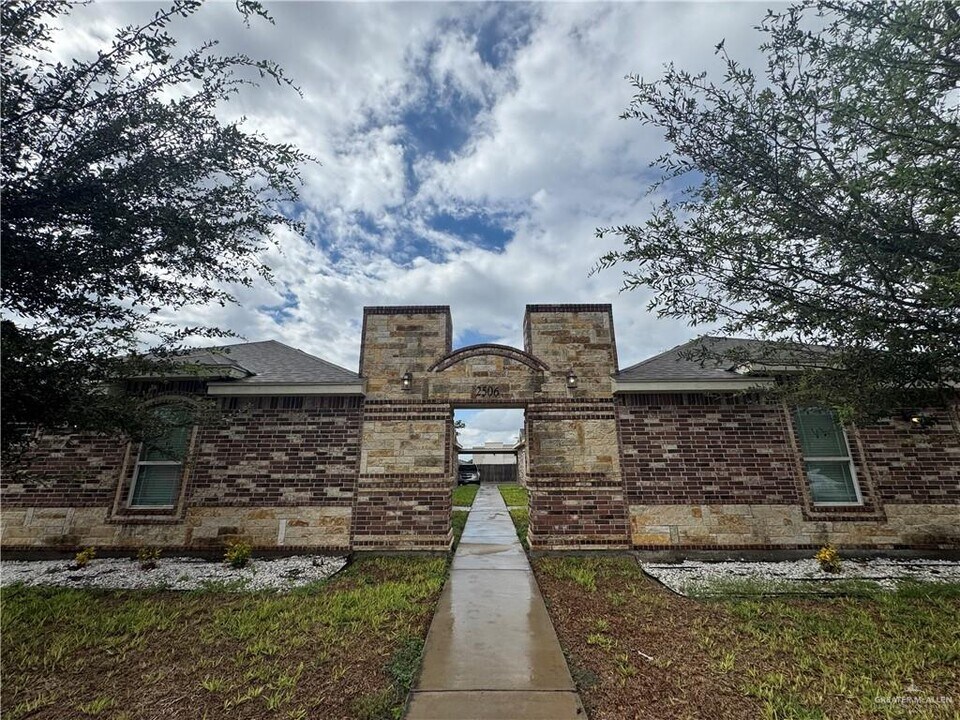 15 W Franklin Ave in Alton, TX - Building Photo