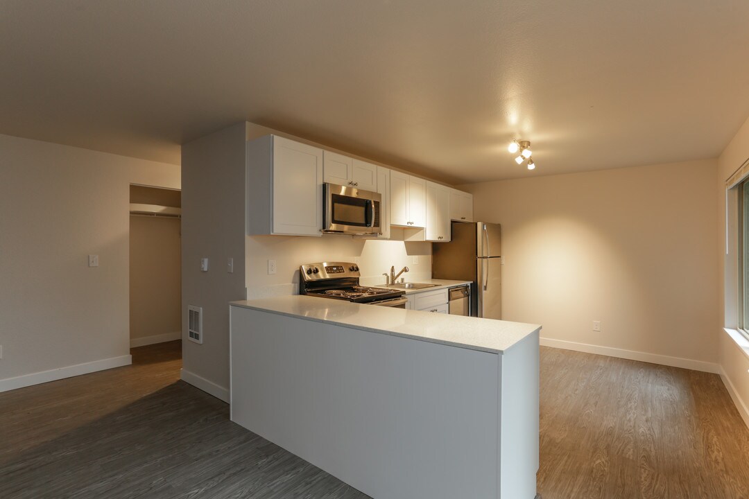 Bayview East Apartments in Bremerton, WA - Building Photo