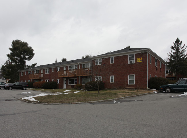 Canterbury Gardens in Poughkeepsie, NY - Foto de edificio - Building Photo