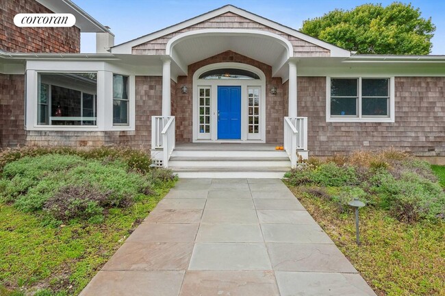 8 Niamogue Ln in Quogue, NY - Building Photo - Building Photo