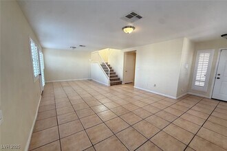 9300 Cool Creek Ave in Las Vegas, NV - Foto de edificio - Building Photo