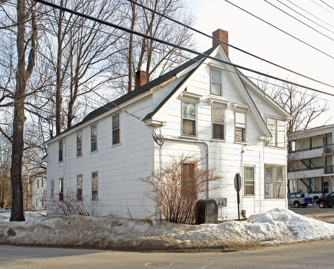 21 Summer St in Augusta, ME - Foto de edificio - Building Photo