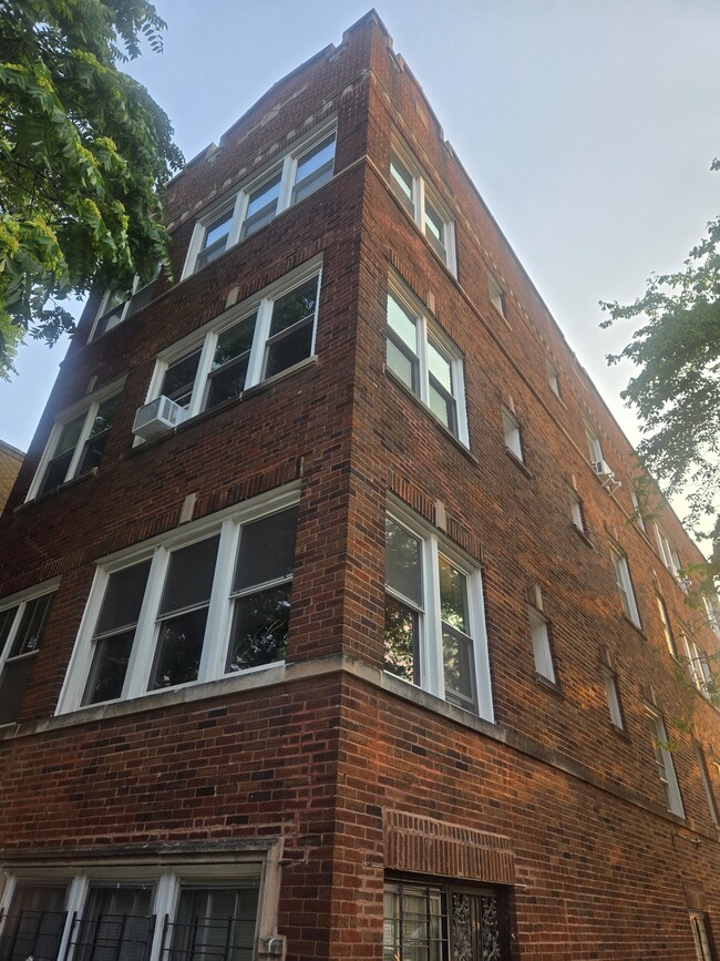 property at 858 N Hoyne Ave