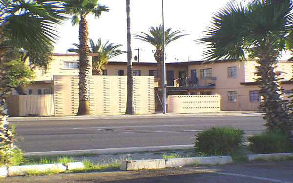 1525 W Indian School Rd in Phoenix, AZ - Building Photo