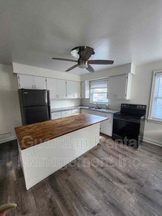 247 Otto St in Thunder Bay, ON - Building Photo