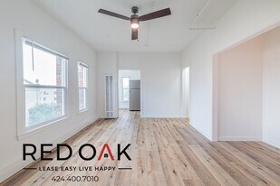 2933 W 8th St in Los Angeles, CA - Building Photo