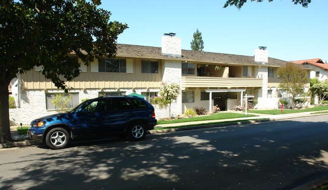 444 Lassen St in Los Altos, CA - Foto de edificio - Building Photo