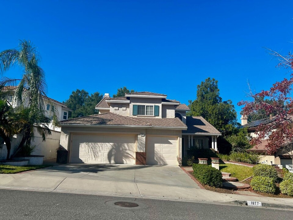 1077 S Hanlon Way in Anaheim, CA - Foto de edificio
