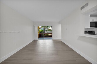 9715 Fontainebleau Blvd in Miami, FL - Building Photo - Building Photo