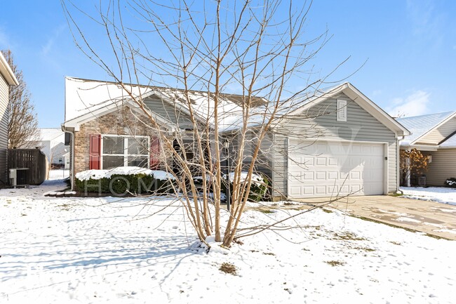 15572 Dry Creek Rd in Noblesville, IN - Foto de edificio - Building Photo