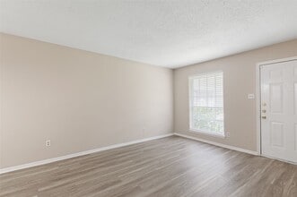 233 W Tri Oaks Ln in Houston, TX - Building Photo - Building Photo