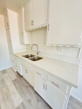 1049 N Mariposa Ave in Los Angeles, CA - Foto de edificio - Building Photo