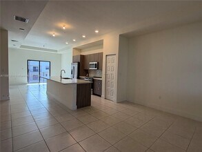 7915 NW 104th Ave in Doral, FL - Building Photo - Building Photo