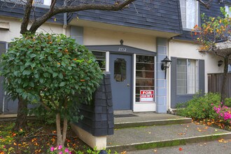 2712 Flores St in San Mateo, CA - Foto de edificio - Building Photo