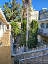 7032 Hawthorn Ave in Los Angeles, CA - Building Photo - Building Photo