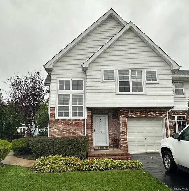 23 Broadlawn Dr in Central Islip, NY - Building Photo - Building Photo