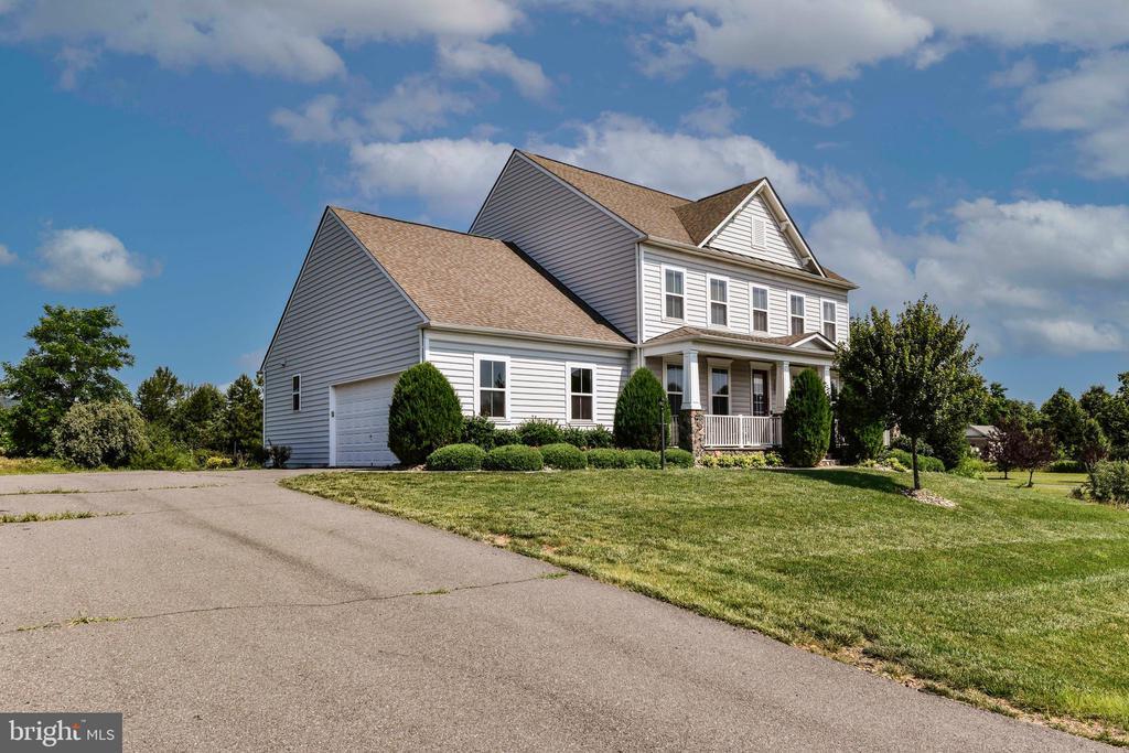 15783 Berkhamstead Pl in Leesburg, VA - Building Photo