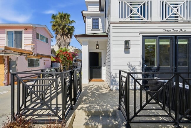 305 Montero Ave in Newport Beach, CA - Building Photo - Building Photo