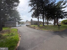 7 Elfreth Rd in Huntingdon Valley, PA - Building Photo